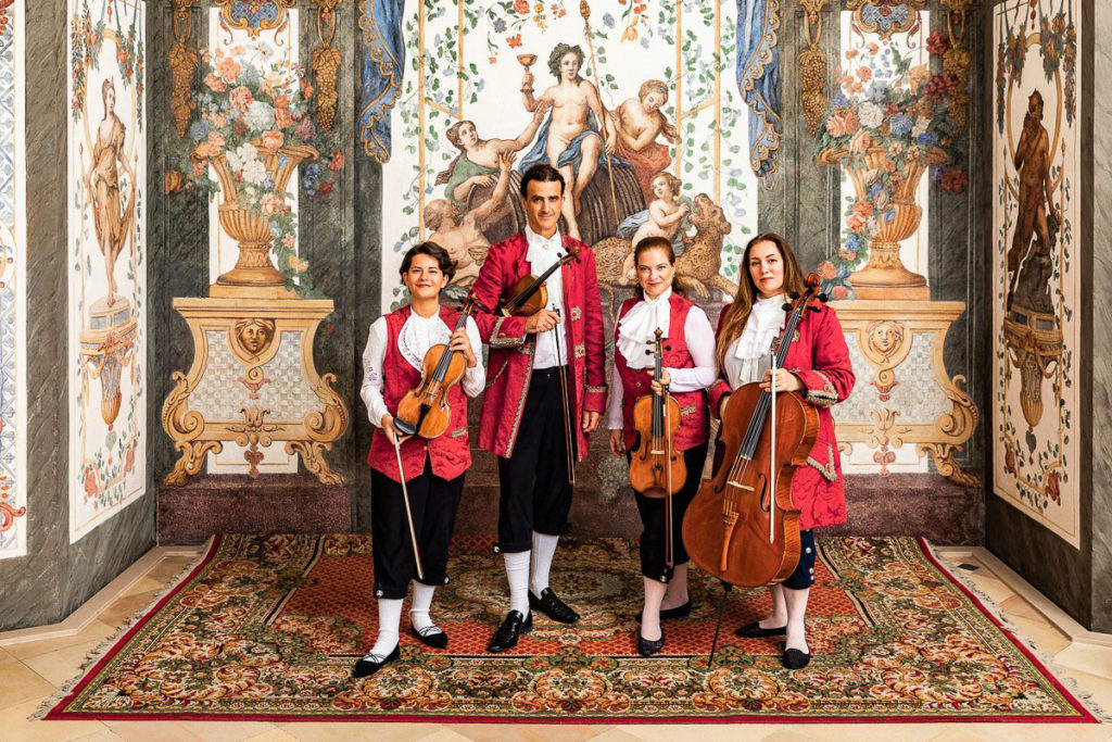 Mozart Ensemble stehend in der Sala Terrena